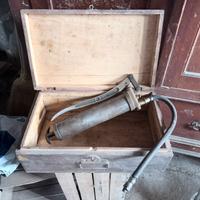 Pompa per ingrassare grasso antica in ottone