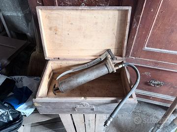 Pompa per ingrassare grasso antica in ottone