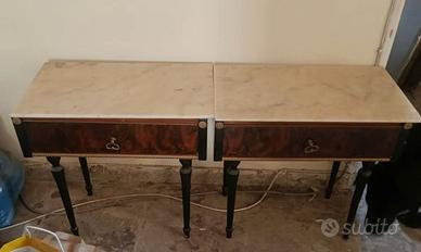 Coppia di comodini antichi con base in marmo Bianc
