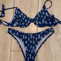 Costume due pezzi blu fiori