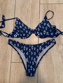 Costume due pezzi blu fiori