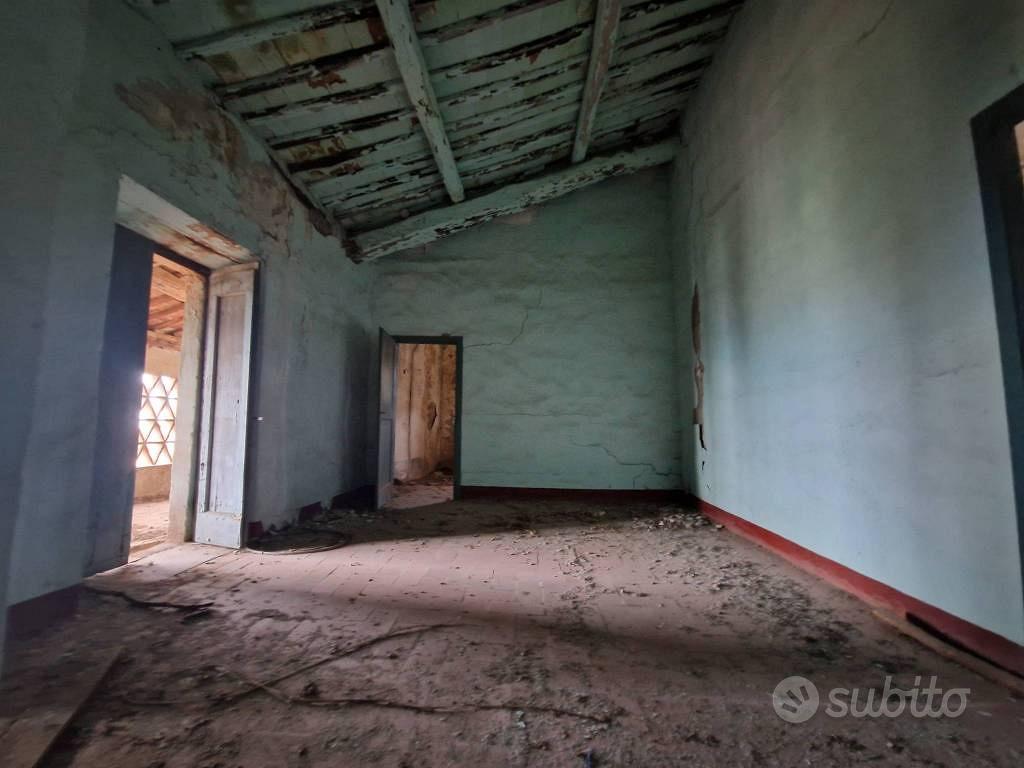 Rustico / Casale di 100 m² con più di 5 locali a L - Vista 3