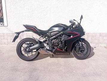 Honda CBR 650 R E-Clutch (09/2024) - 2500 km