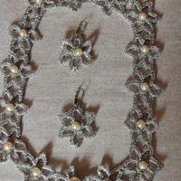 collana e orecchini color argento 