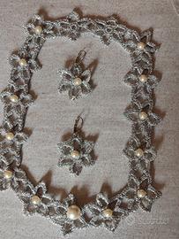 collana e orecchini color argento 