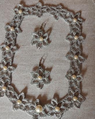 collana e orecchini color argento 