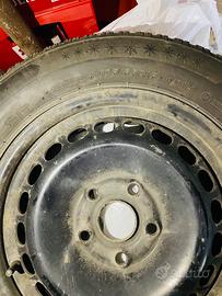Set gomme invernali con cerchio 195/65R15