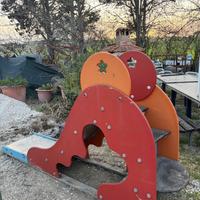 Scivolo per bambini in legno. Robusto e colorato!