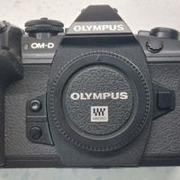 OLYMPUS OM-D-E-M1 II e corredo obiettivi