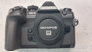 OLYMPUS OM-D-E-M1 II e corredo obiettivi