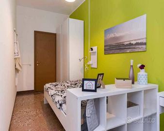 Stanza in appartamento di 180 m² a Bologna
