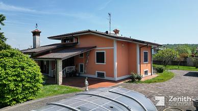 Sagrado, Villa singola con parco e piscina