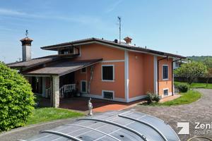 Sagrado, Villa singola con parco e piscina