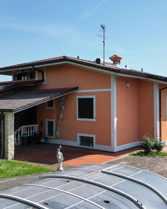 Sagrado, Villa singola con parco e piscina