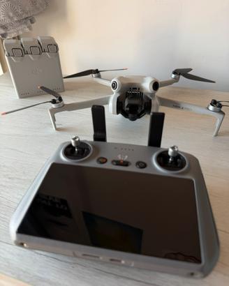 DJI Mini 4 Pro Fly More Combo con DJI RC 2