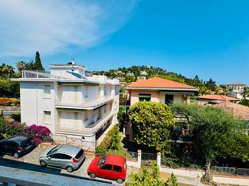 Bordighera. Soggiorno, cucinino, Due camere
