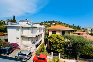 Bordighera. Soggiorno, cucinino, Due camere