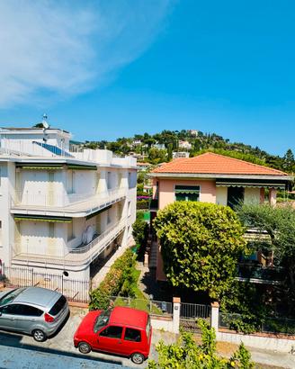 Bordighera. Soggiorno, cucinino, Due camere