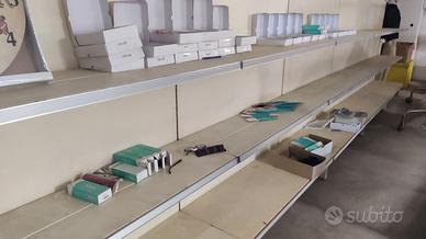 scaffalatura metallica negozio