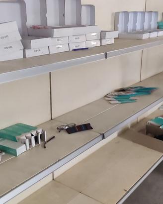 scaffalatura metallica negozio