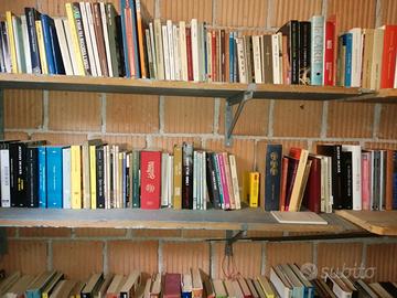 centinaia di libri usati
