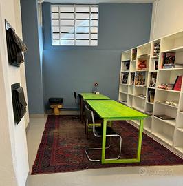 Postazione Co-working in laboratorio creativo