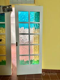 Porta scorrevole in legno con parti in vetro