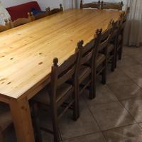 Tavolo in legno massello con 14 sedie