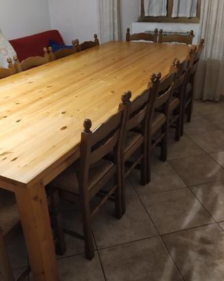 Tavolo in legno massello con 14 sedie