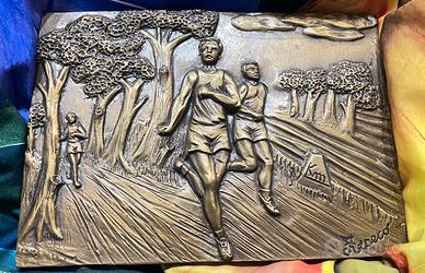 Basso rilievo in bronzo firmato “Arpeco”- Atletica