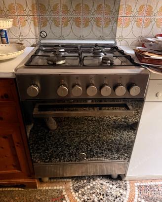 Cucina a gas 4 fuochi con forno – free standing