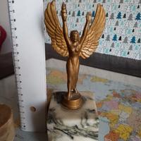 trofei vintage in metallo e base in marmo pregiato