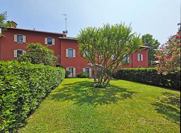 Quadrilocale con giardino privato e box