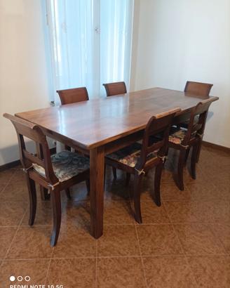Tavolo in legno con sei sedie