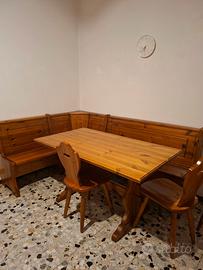 Tavolo in legno massello con panca angolare