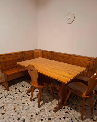Tavolo in legno massello con panca angolare