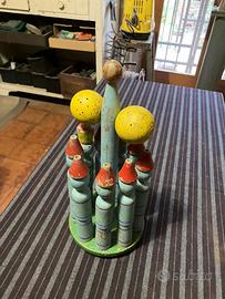 Vecchio gioco birilli in legno