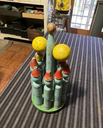 Vecchio gioco birilli in legno