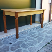 Tavolo con gambe in legno