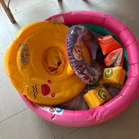 Piscina e braccioli gonfiabili