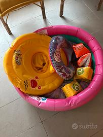 Piscina e braccioli gonfiabili