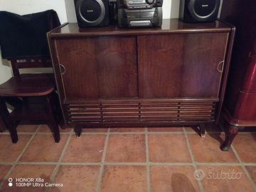 Mobile con radio telefunken anni 50