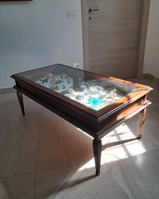 Tavolino in legno con vetrinetta