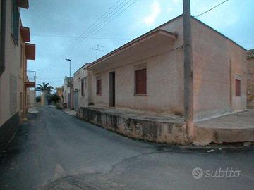 Casa singola con due posti auto esterni
