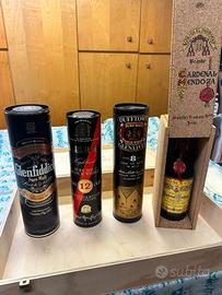 Set di 4 bottiglie di liquori vintage