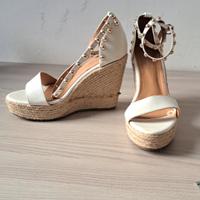 Sandali con zeppa e borchie dorate