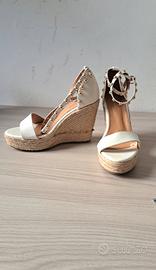 Sandali con zeppa e borchie dorate