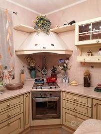 Cucina in massello come nuova