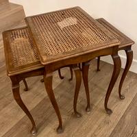 Set di tre tavolini in noce e paglia di Vienna