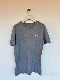 T-shirt Nike grigia con baffo bianco